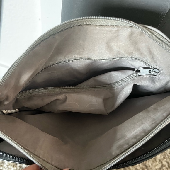 Crossbody purse, bag, long strap, gray, multiple pockets, great for traveling - Picture 4 of 5